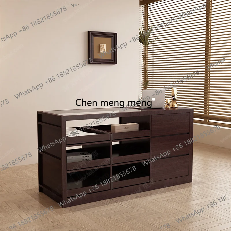 Sklep odzieżowy damski Nakashi – Glass Cabinet Display recenzja i cena