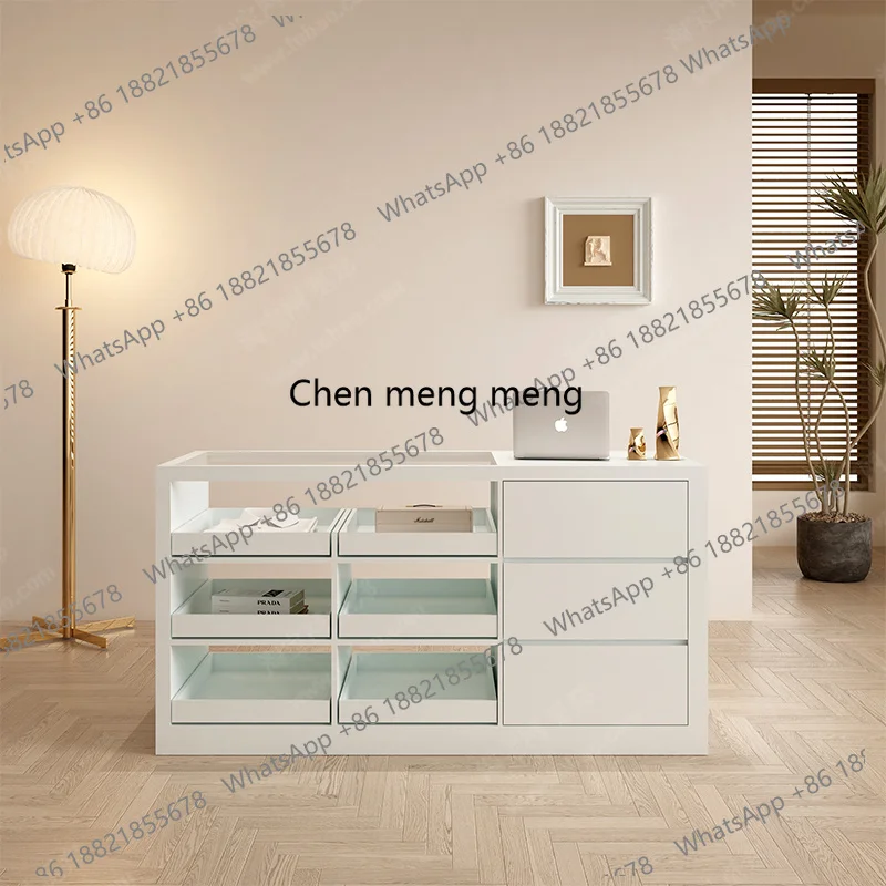 Sklep odzieżowy damski Nakashi – Glass Cabinet Display recenzja i cena